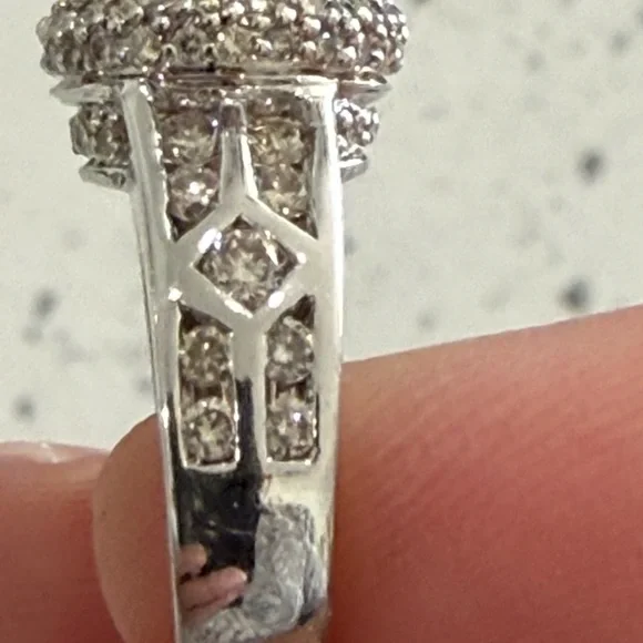 Rare $16,900 Green Diamond Ring. 3.15 Carats set in 14k white gold. - Picture 9 of 17